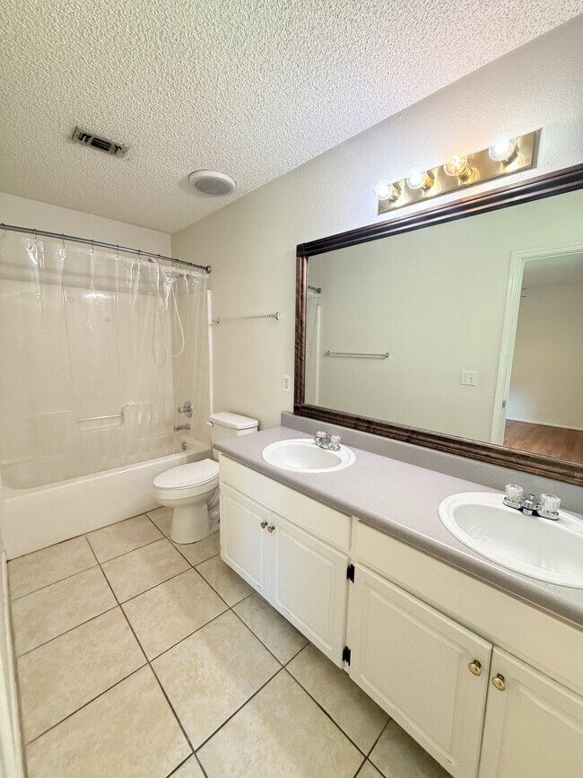 Building Photo - 6585 Eagle Crest Dr