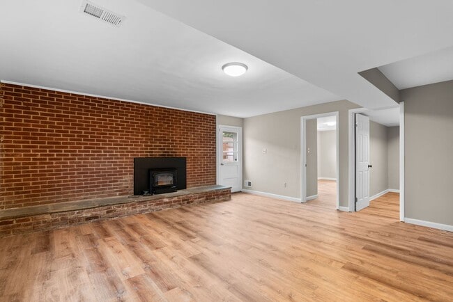 Building Photo - 4 Bed 3 Bath - Takoma Park Split Level - Move In Ready
