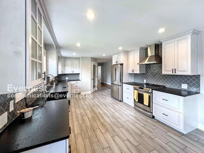 Building Photo - Gorgeous 5-Bedroom Duplex with Fenced Yard...