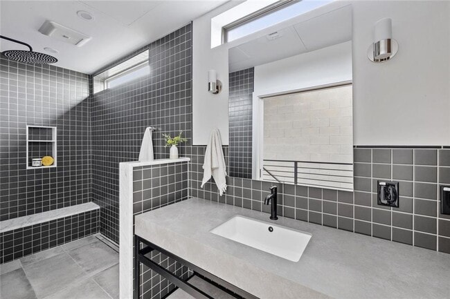 Building Photo - Stunning 2-bed/2-bath Condo Available For ...