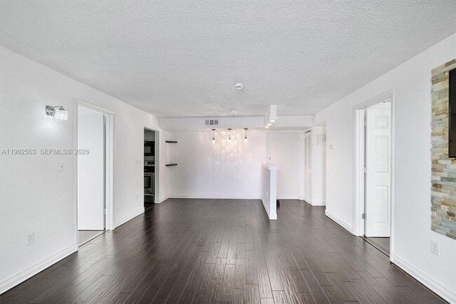 Building Photo - 1720 NW N River Dr