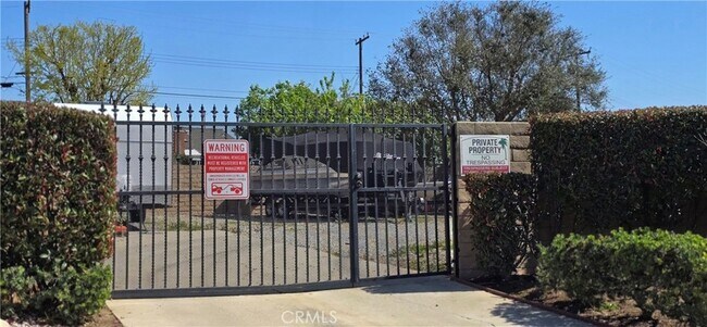 Building Photo - 751 Vía Los Santos