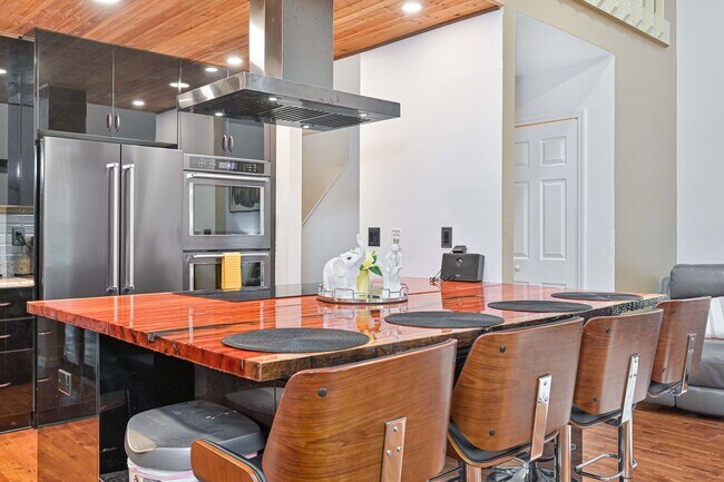 Building Photo - NOW AVAILABLE - Furnished Villa in Riverbend!