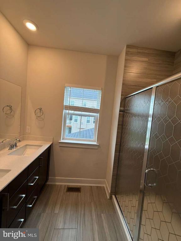 Building Photo - 704 Peony Ln