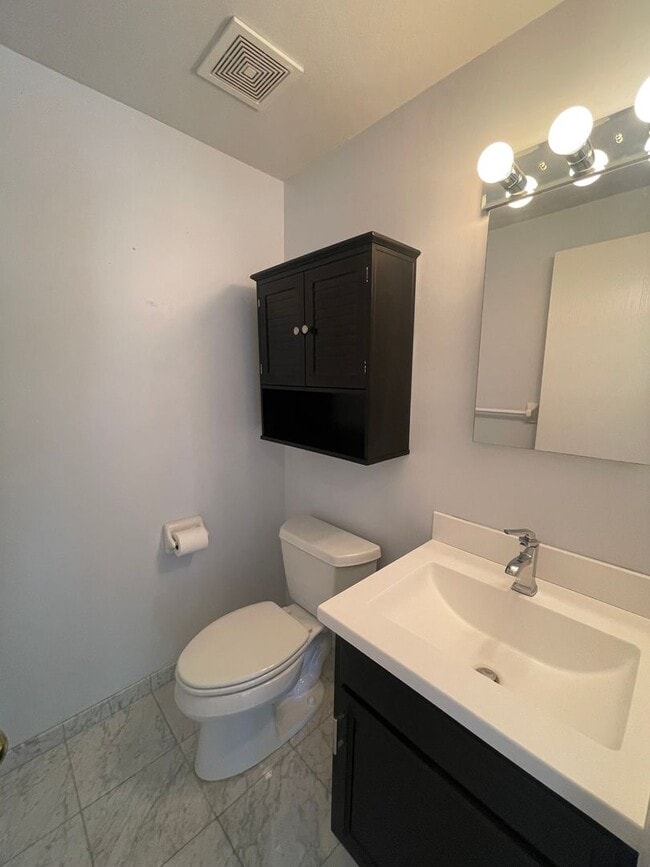 Building Photo - Baldwinsville Townhome - 2 Bedrooms 1.5 ba...