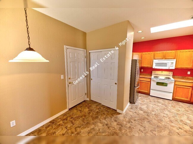 Building Photo - 606 W Woodfield Ct