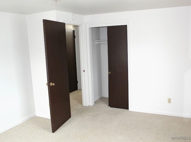 Building Photo - 300 Sundridge Dr