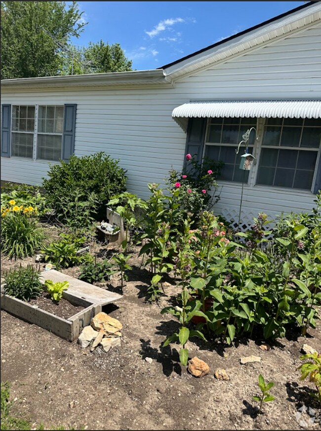 Building Photo - Newly Remodeled 3 Bedrrom– Move-In Ready!
