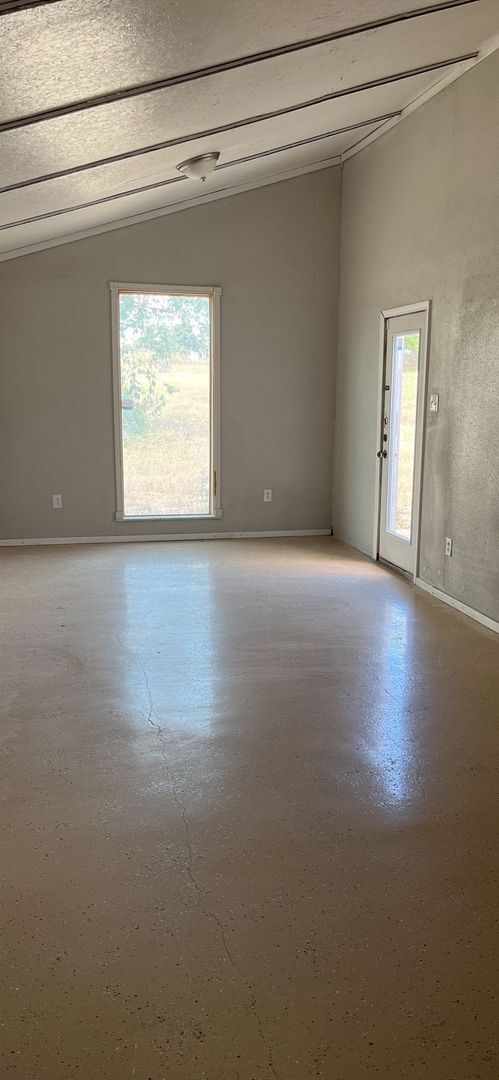 Building Photo - 4 Bedroom, 2 Bathroom Home w/ Bonus Room