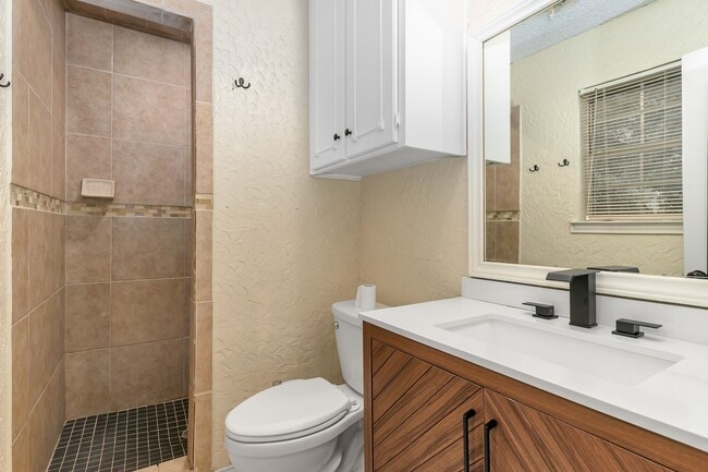 Building Photo - 1602 Spring Branch Dr