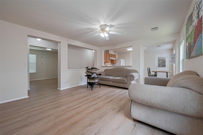 Building Photo - 8435 Westknoll Ln