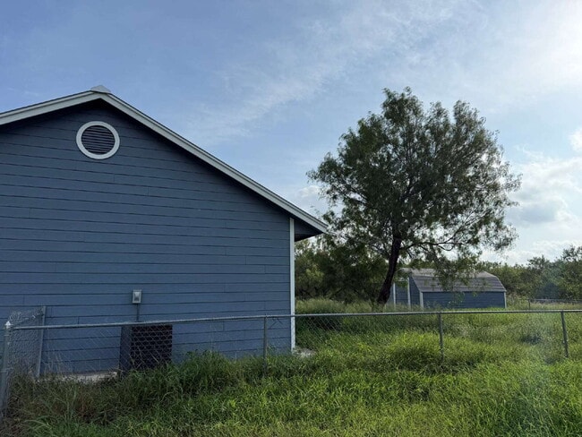 Building Photo - 455 Country Trail