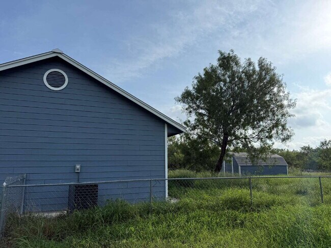 Building Photo - Home on 2.5 acres in beautiful Pleasanton