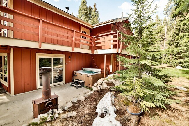 Building Photo - 330 Wilderness Dr