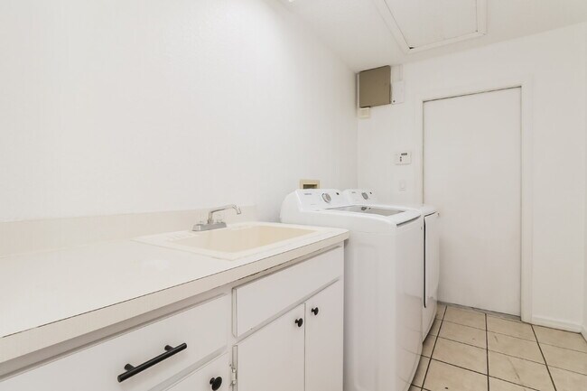 Building Photo - "Charming 3-Bed, 2-Bath Home in Hudson, FL...