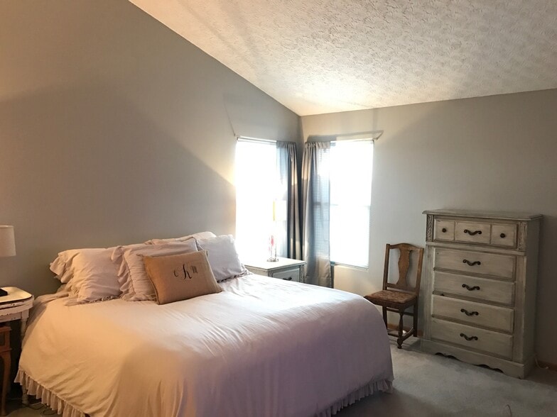 Master bedroom with 2 closets & private full bathroom - 122 Shay St