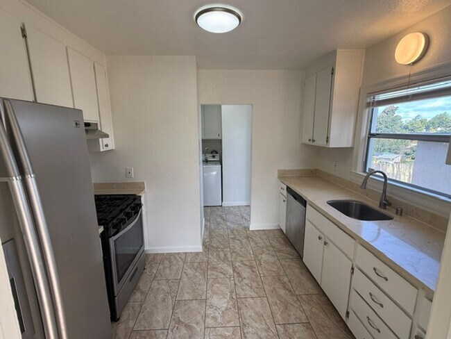 Building Photo - 143 Ladera Dr