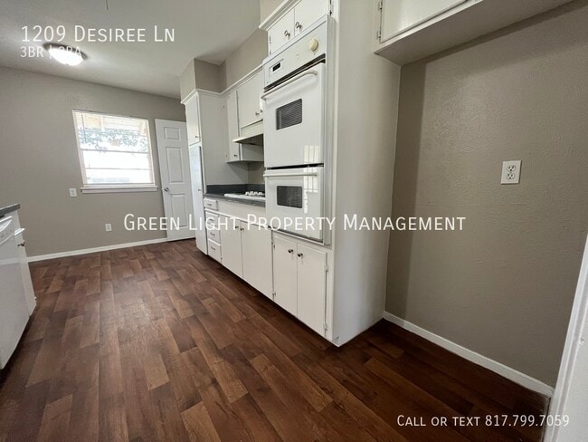Building Photo - 1209 Desiree Ln