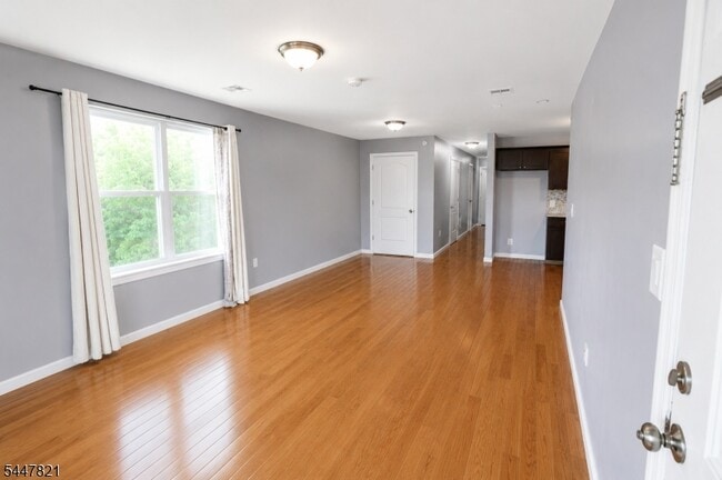 Building Photo - 572 S 11th St