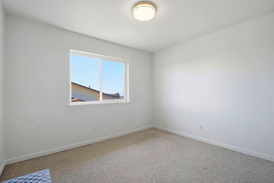 Building Photo - 6001 Castlebrook Dr