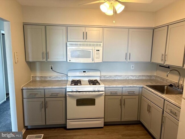 Building Photo - 3362 Fairdale Rd