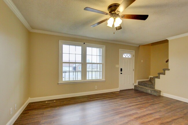 Building Photo - Fresh and Clean 4 bed Near Ft Campbell and...