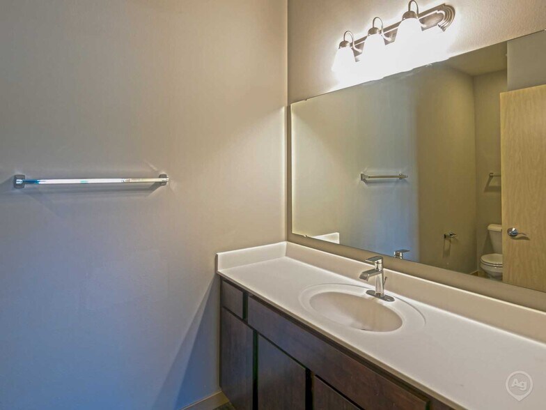 Building Photo - 2317 Parmenter St