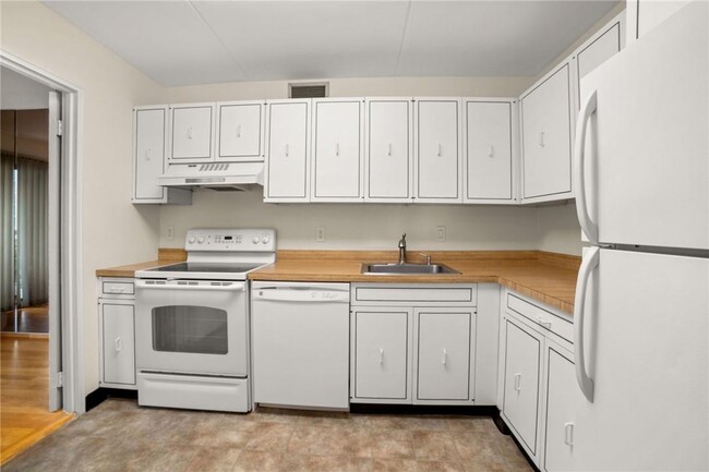Building Photo - 200 High Point Dr