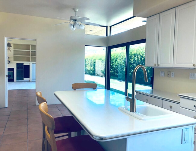 Island kitchen with space for table - 72836 Mesa View Dr