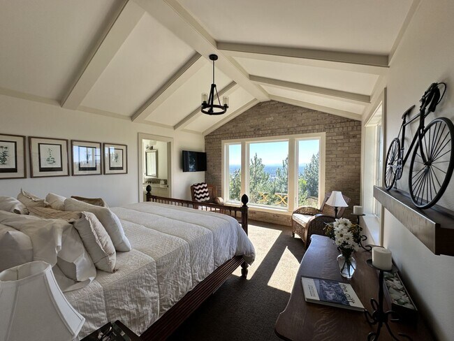Building Photo - Large Furnished home on Awbrey Butte