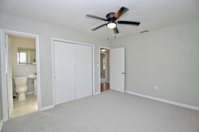 Building Photo - 4 bed 2 bath home