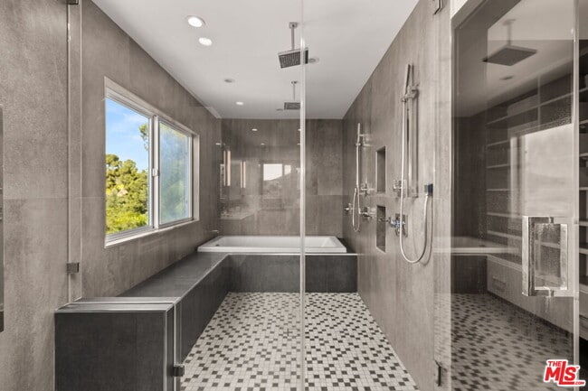 Building Photo - 28207 Laura La Plante Dr