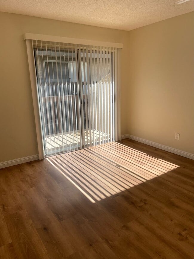 Building Photo - Beautiful 2 Bed / 2 Bath  Upstairs Condo In Colton!