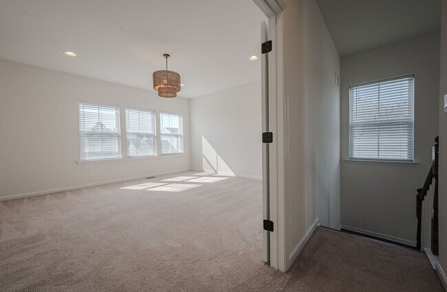 Building Photo - Large Family Home in Middletown, New and Upcoming area