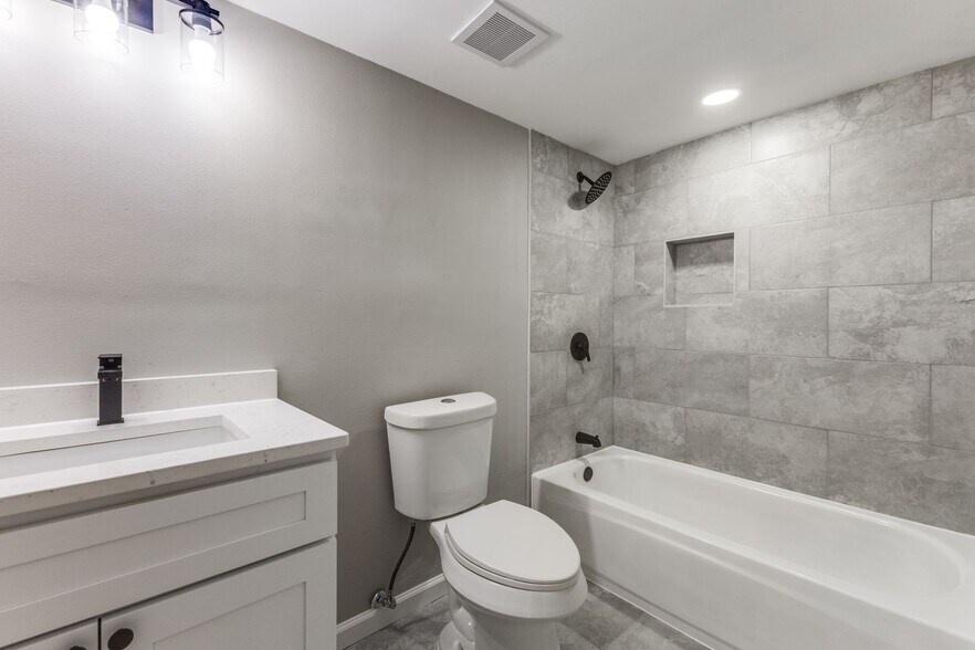 Building Photo - 5710 Ridgecove Dr