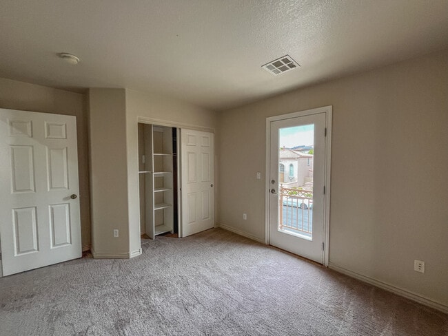 Building Photo - 2156 Summer Home St