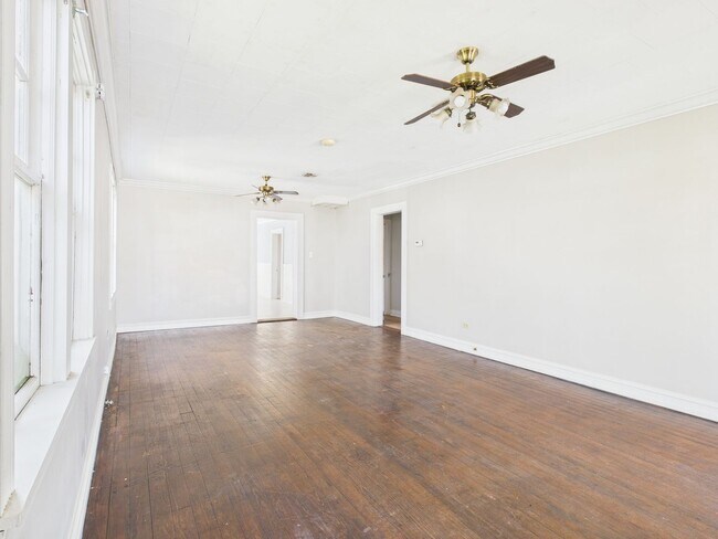 Building Photo - 3 Bedroom, 1 Bathroom NOW Available!