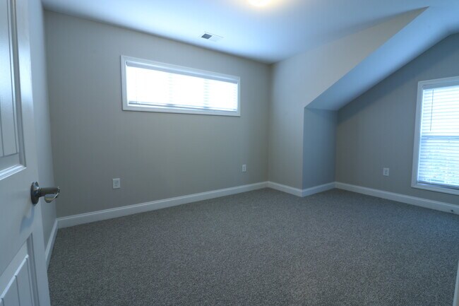 Building Photo - 383 E Woodland Dr