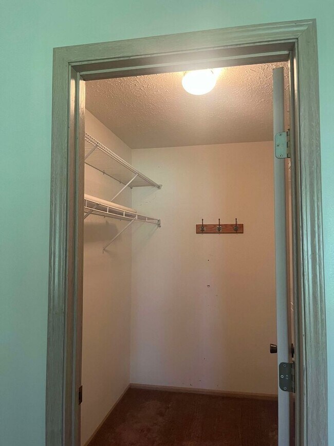 Building Photo - Updated and bright two bedroom condo