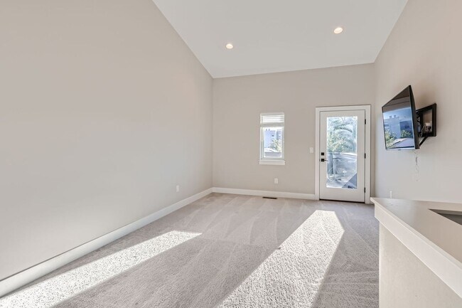 Building Photo - Stunning 3-Bedroom, 3.5-Bathroom Townhouse...