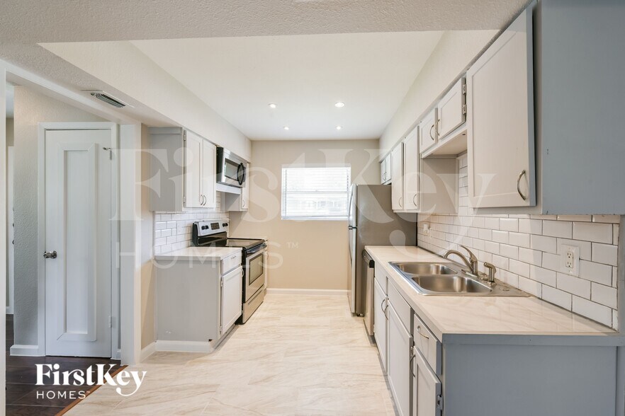 Building Photo - 3603 Canary Dr