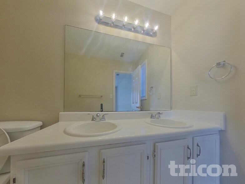 Building Photo - 6300 Holborne Ln