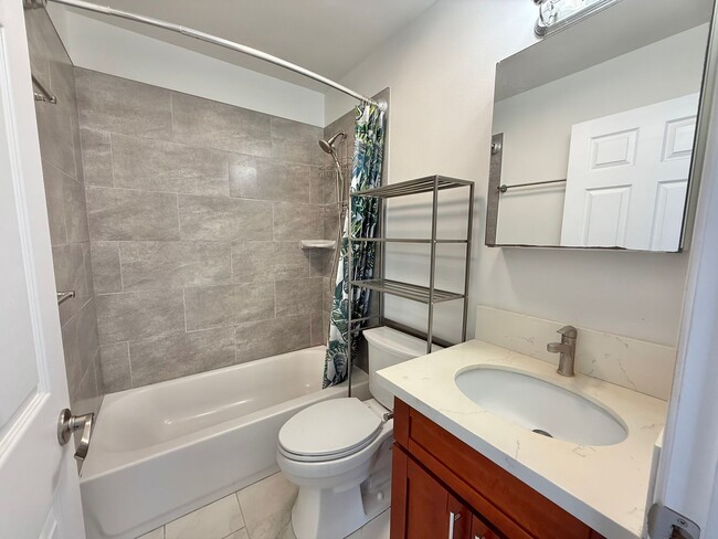 Building Photo - Partially Furnished &Renovated 2 Bedroom /...