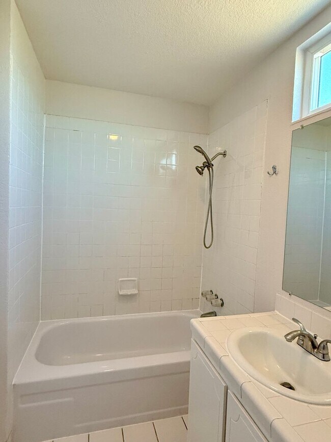 Building Photo - Spacious 3 Bedroom 2 Bath Home with 2 Car Garage and Central Air Conditioning