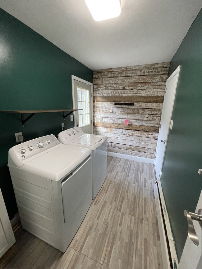 Building Photo - 1002 Sherwood Cir