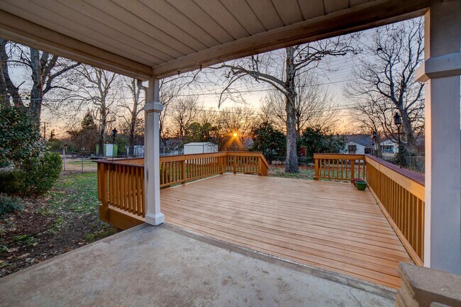 Building Photo - 3 Bed | 1 Bath  | Midtown Tulsa | Early Au...