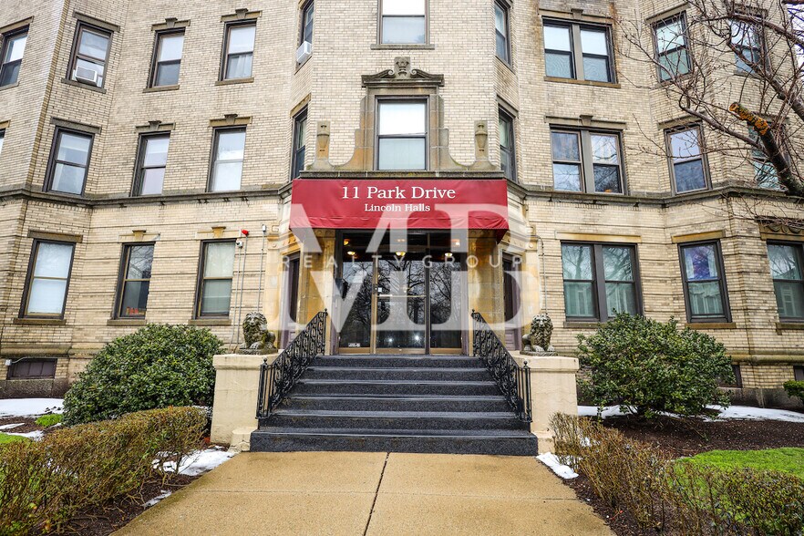 Building Photo - 11 Park Dr