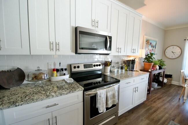 Building Photo - 3 Bed 3.5 Bath Luxury Townhome in Convenient Location!