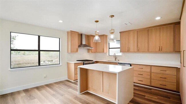 Building Photo - Renovated Waterfront Home