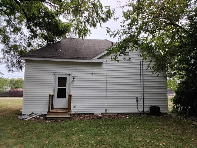 Building Photo - 1/2 OFF MOVE IN AMOUNT! 1/2 OFF SECURITY! 2 Bed 1 Bath Home